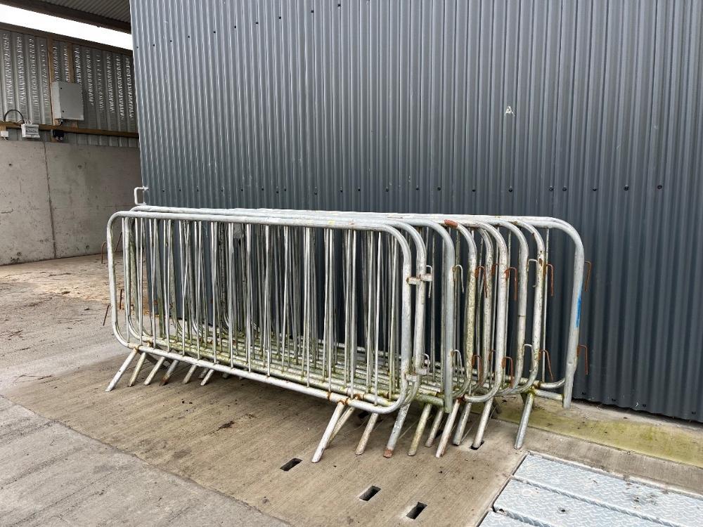 Temporary barriers for moving cattle