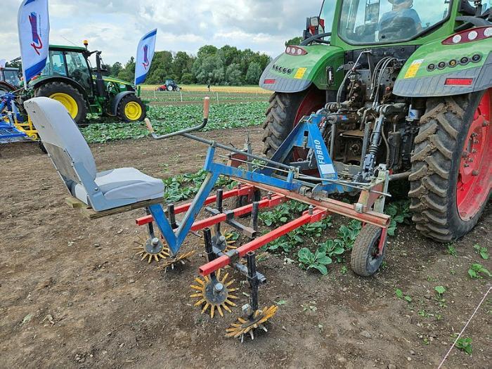 Custom finger weeder