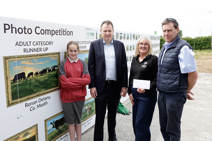 Ronan Delany, and his daughter Eppie is pictured being presented with her prize by the Minister for Agriculture, Food and the Marine, Charlie McConalogue T.D. and Maureen O Meara, FBD Insurance.