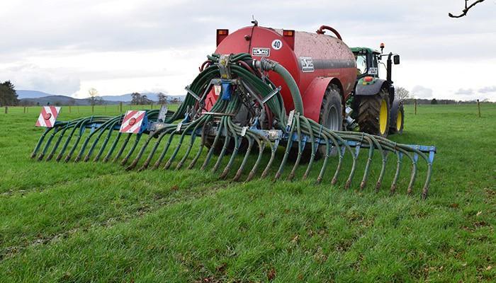Using LESS has a number of both environmental and economic benefits. Applying slurry using LESS technology can reduce ammonia emissions by 30-60% compared to the traditional splash plate and will have a significant part to play in meeting Irish agriculture’s emissions reduction targets. When slurry is applied more precisely and closer to the ground using a dribble bar or trailing shoe it also sign