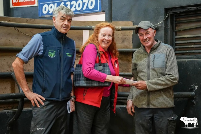 John Noonan, Teagasc Organic Advisor, pictured with Maeve Cairney, Irish Organic Association, and Micheal Smith, Faha, Caher, Co. Clare, at the organic heifer show & sale at Gort Mart.