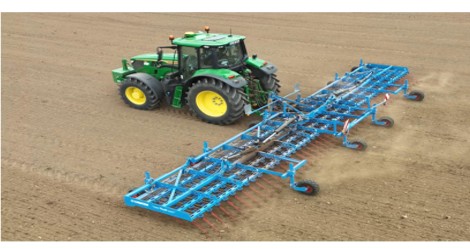 Mechanical weeding (Pre Emergence) with the LEMKEN Thulit on a participating farm.