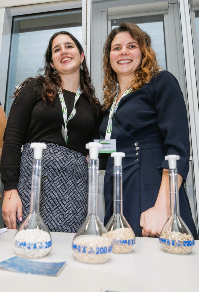 PhD researcher Nefeli Lampoglou (left) and NutriOats project leader Dr. Daniela Freitas (right).