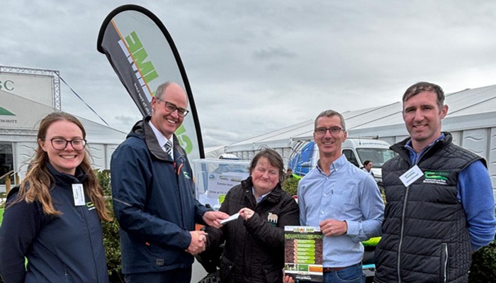 Myra Best receiving her prize from Stan Lalor, Director of KT, Teagasc; Margaret Farrell, Teagasc Signpost Climate Advisor; James Mimnagh, Teagasc Signpost Climate Advisor and Eoin O’Carroll, Bennettsbridge Limestone. 