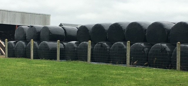 Correctly stacked bales on curved side