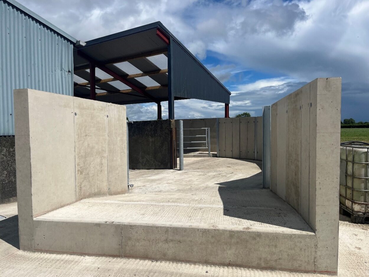Loading ramp beside handling unit