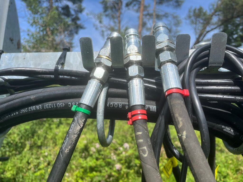 Pipes with coloured cable ties