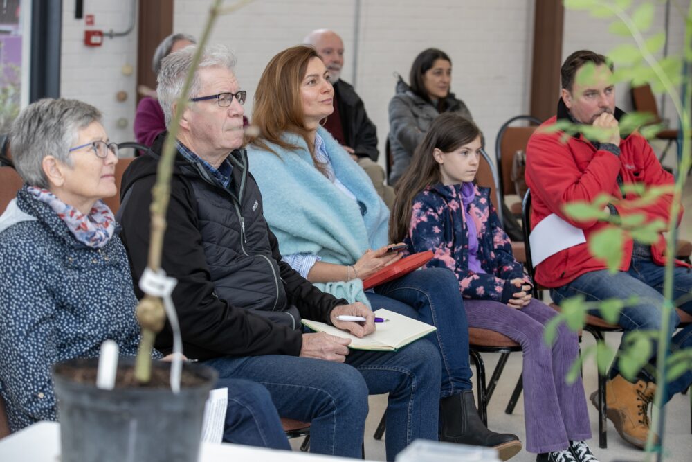 Gairdín Beo: Participants enjoying a talk from a Teagasc scientist